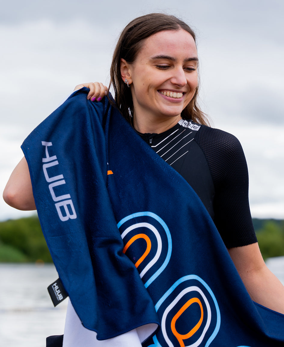 HUUB 4882 Towel – large microfibre, quick-dry, soft-touch for triathlon or pool, size 140x70cm